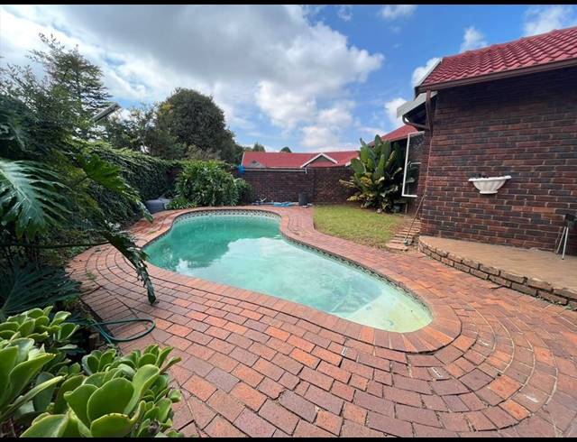 3 BEDROOM TOWNHOUSE FOR SALE IN BIRCHLEIGH